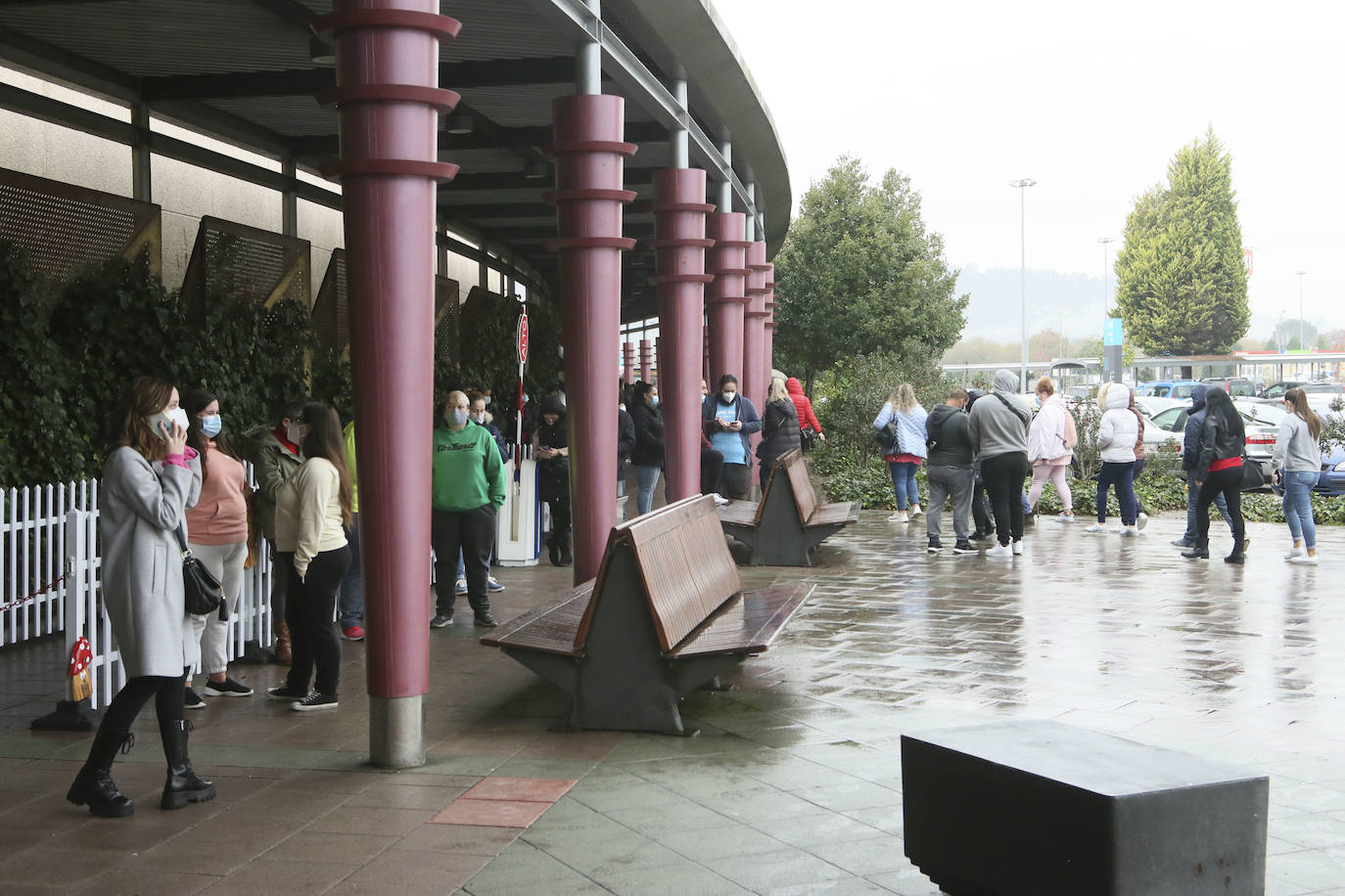 Colas en la reapertura de las grandes superficies para realizar las compras navideñas. Las limitaciones con las que también ha reabierto la hostelería se hacen notar en la afluencia.