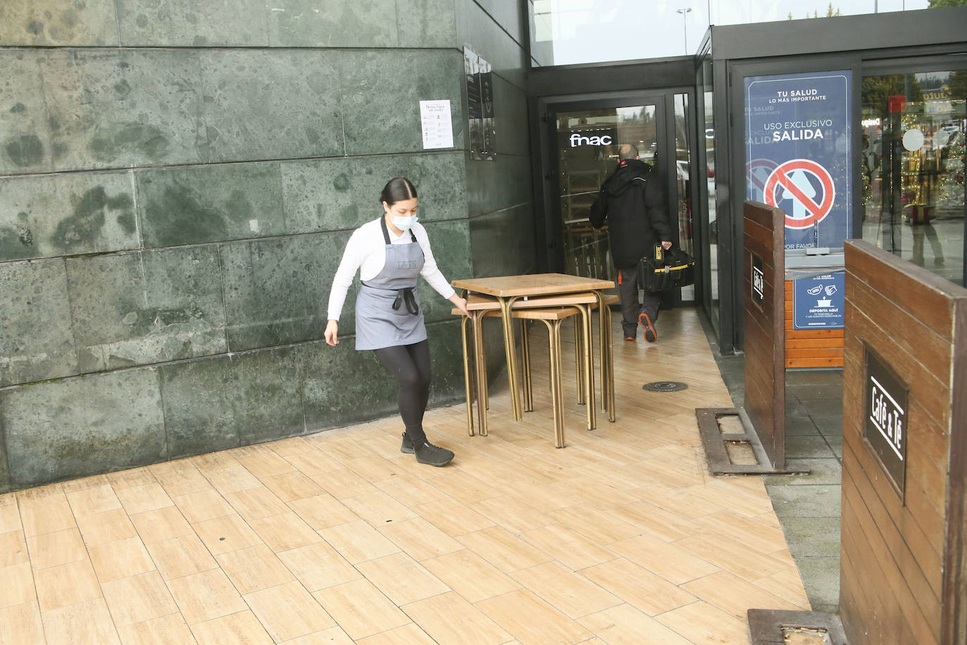 Colas en la reapertura de las grandes superficies para realizar las compras navideñas. Las limitaciones con las que también ha reabierto la hostelería se hacen notar en la afluencia.