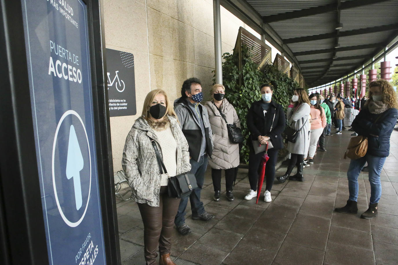 Colas en la reapertura de las grandes superficies para realizar las compras navideñas. Las limitaciones con las que también ha reabierto la hostelería se hacen notar en la afluencia.