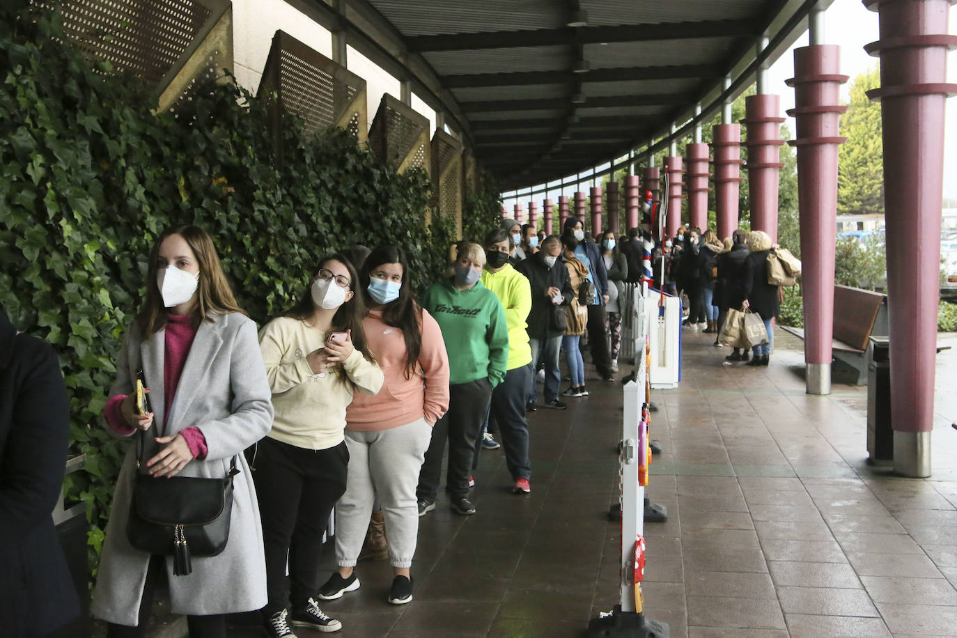 Colas en la reapertura de las grandes superficies para realizar las compras navideñas. Las limitaciones con las que también ha reabierto la hostelería se hacen notar en la afluencia.