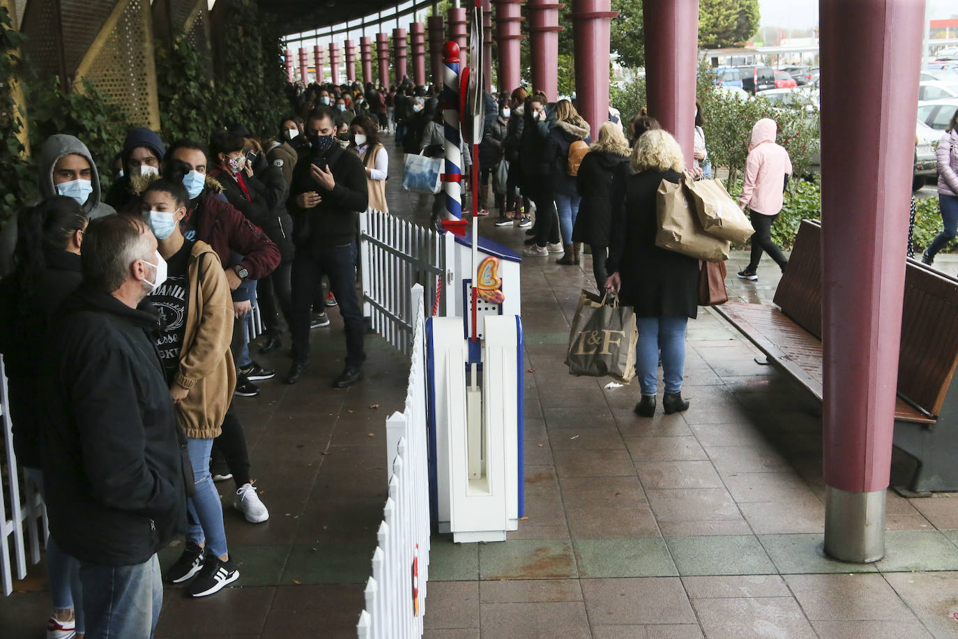 Colas en la reapertura de las grandes superficies para realizar las compras navideñas. Las limitaciones con las que también ha reabierto la hostelería se hacen notar en la afluencia.