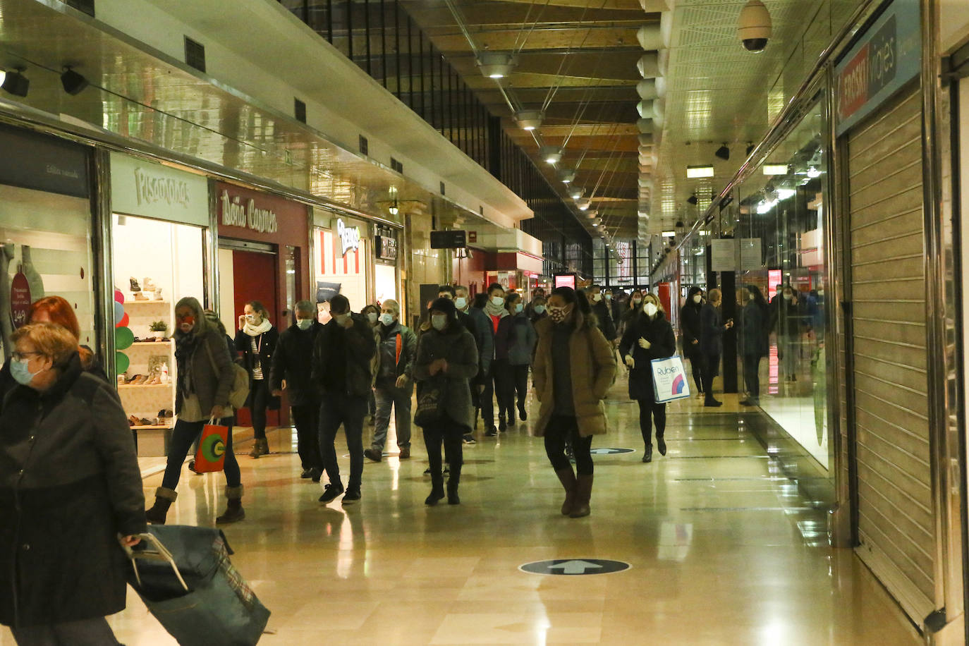 Colas en la reapertura de las grandes superficies para realizar las compras navideñas. Las limitaciones con las que también ha reabierto la hostelería se hacen notar en la afluencia.