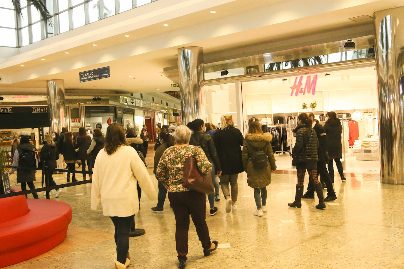 Colas en la reapertura de las grandes superficies para realizar las compras navideñas. Las limitaciones con las que también ha reabierto la hostelería se hacen notar en la afluencia.
