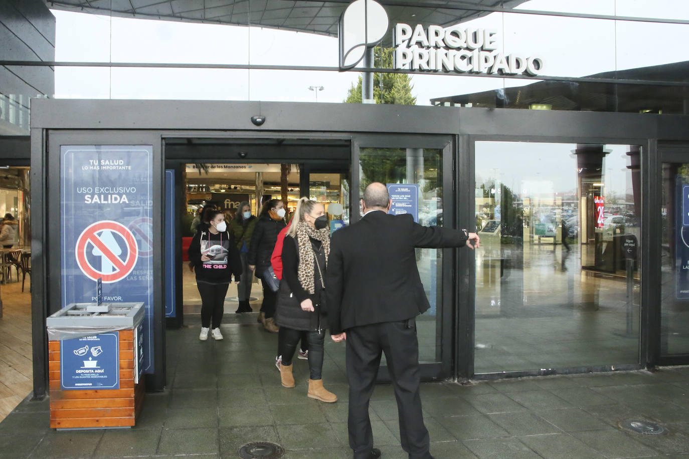 Colas en la reapertura de las grandes superficies para realizar las compras navideñas. Las limitaciones con las que también ha reabierto la hostelería se hacen notar en la afluencia.