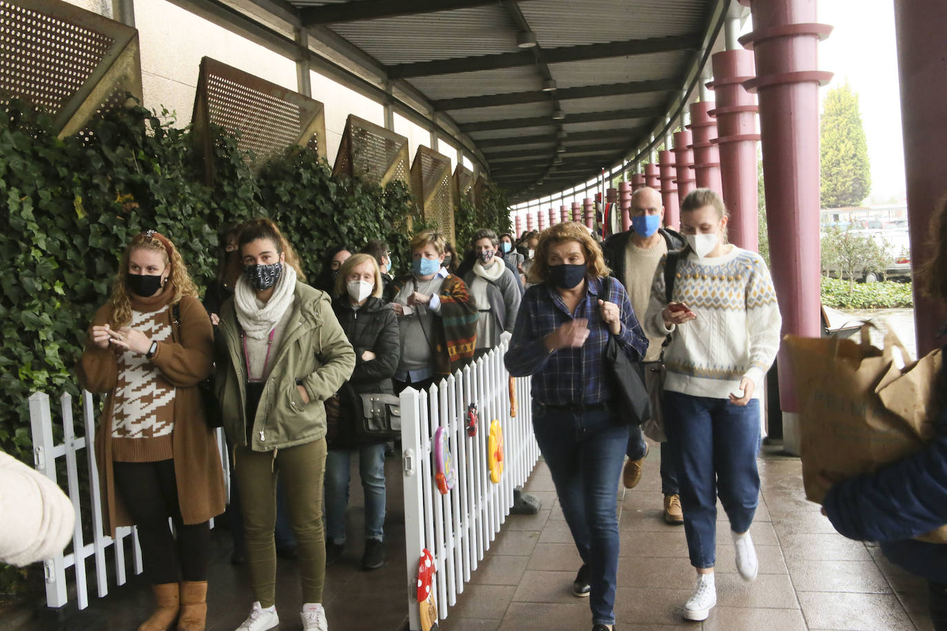 Colas en la reapertura de las grandes superficies para realizar las compras navideñas. Las limitaciones con las que también ha reabierto la hostelería se hacen notar en la afluencia.