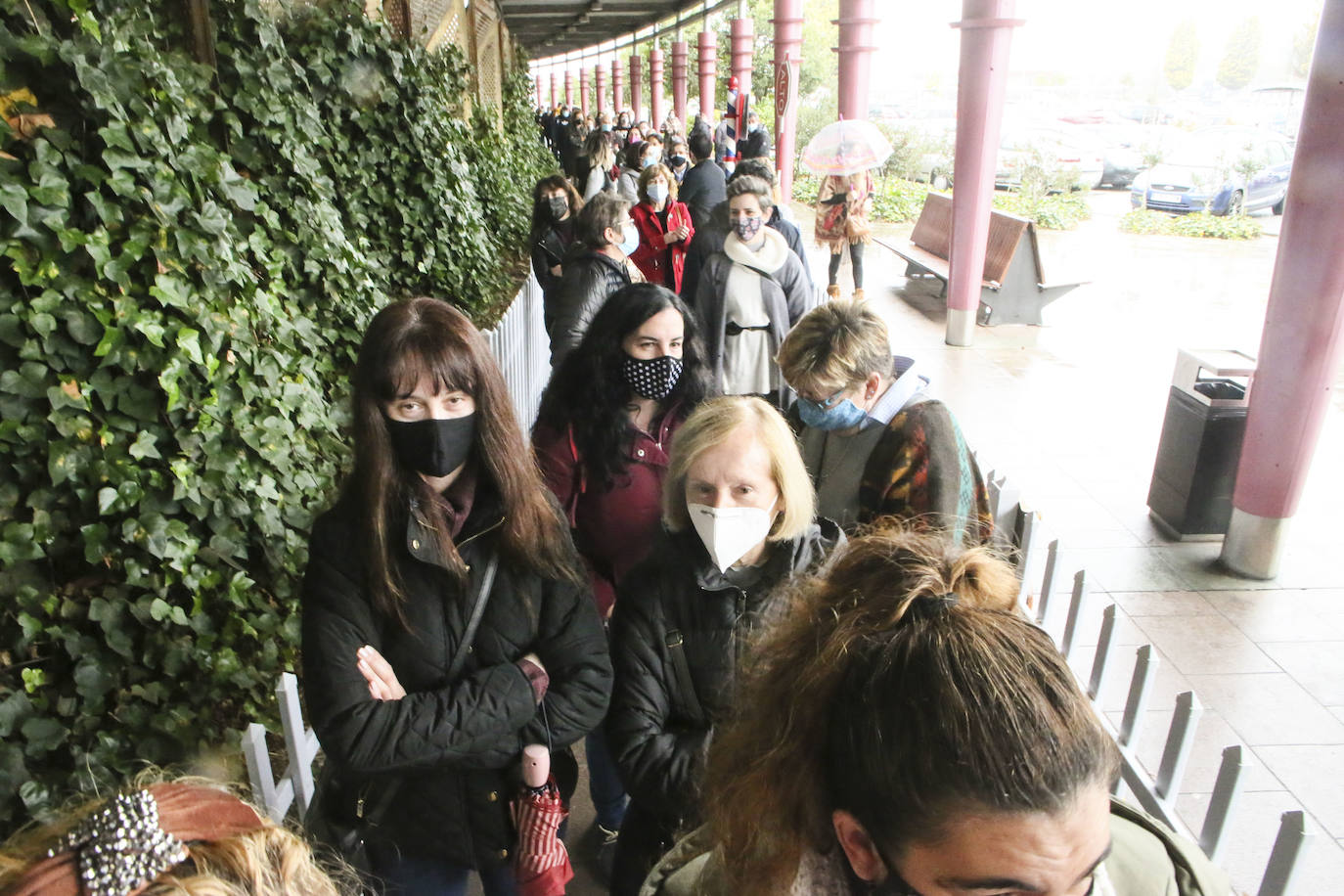 Colas en la reapertura de las grandes superficies para realizar las compras navideñas. Las limitaciones con las que también ha reabierto la hostelería se hacen notar en la afluencia.