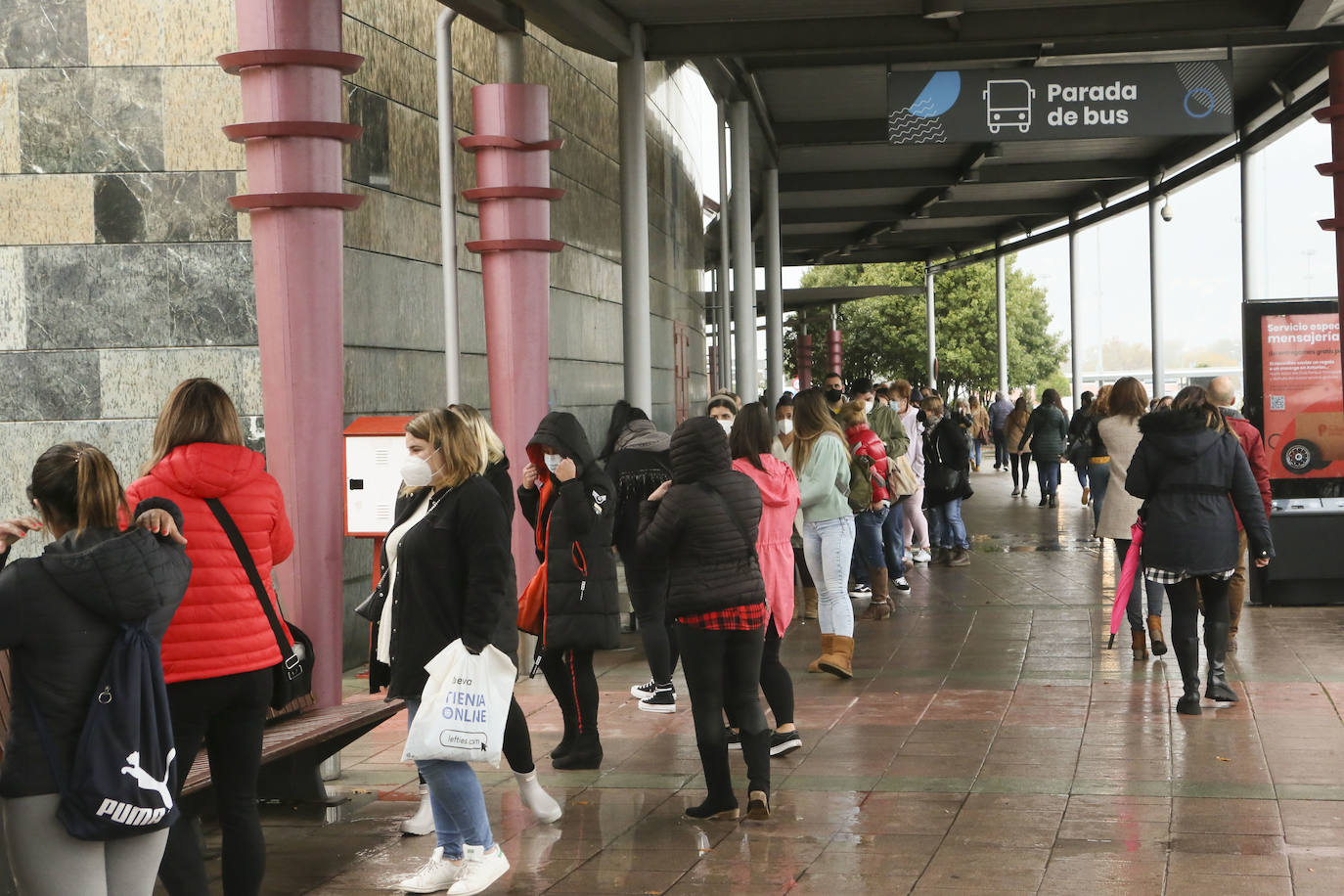 Colas en la reapertura de las grandes superficies para realizar las compras navideñas. Las limitaciones con las que también ha reabierto la hostelería se hacen notar en la afluencia.