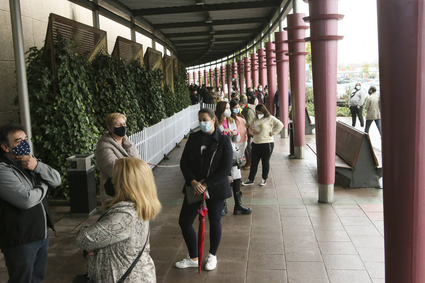 Colas en la reapertura de las grandes superficies para realizar las compras navideñas. Las limitaciones con las que también ha reabierto la hostelería se hacen notar en la afluencia.