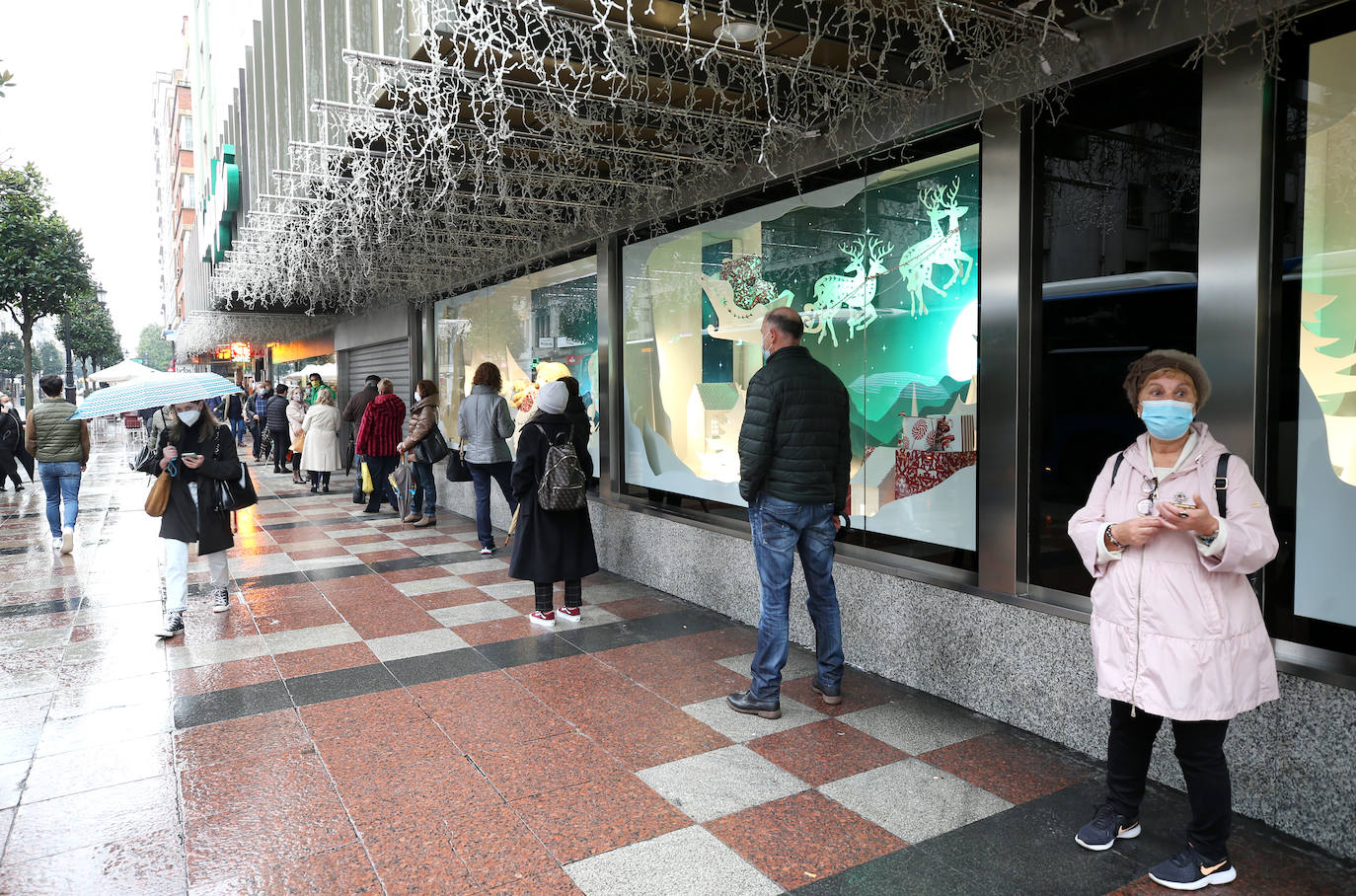Colas en la reapertura de las grandes superficies para realizar las compras navideñas. Las limitaciones con las que también ha reabierto la hostelería se hacen notar en la afluencia.
