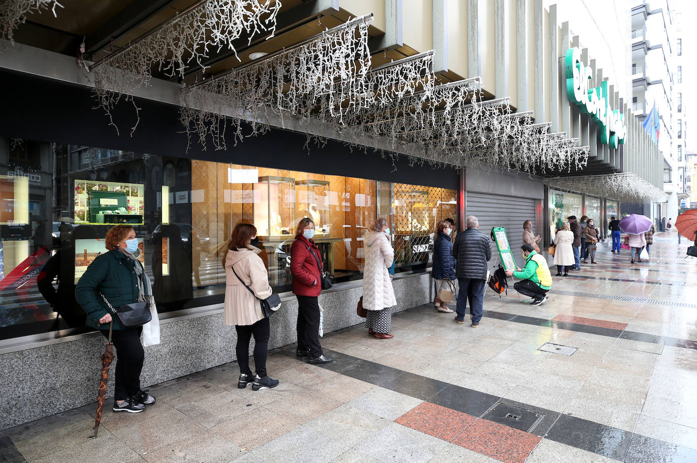 Colas en la reapertura de las grandes superficies para realizar las compras navideñas. Las limitaciones con las que también ha reabierto la hostelería se hacen notar en la afluencia.