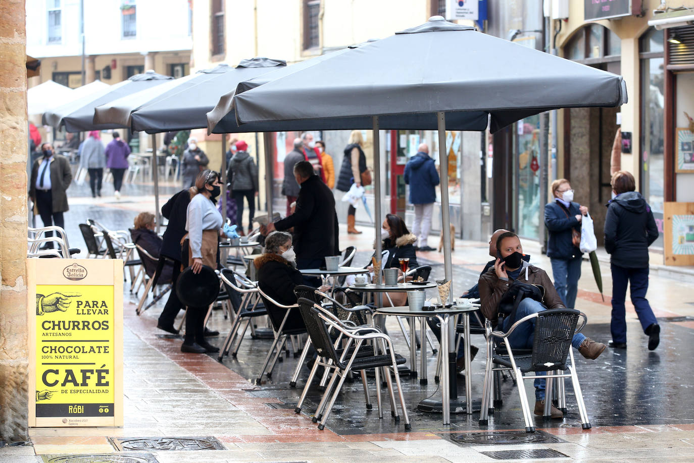 Colas en la reapertura de las grandes superficies para realizar las compras navideñas. Las limitaciones con las que también ha reabierto la hostelería se hacen notar en la afluencia.