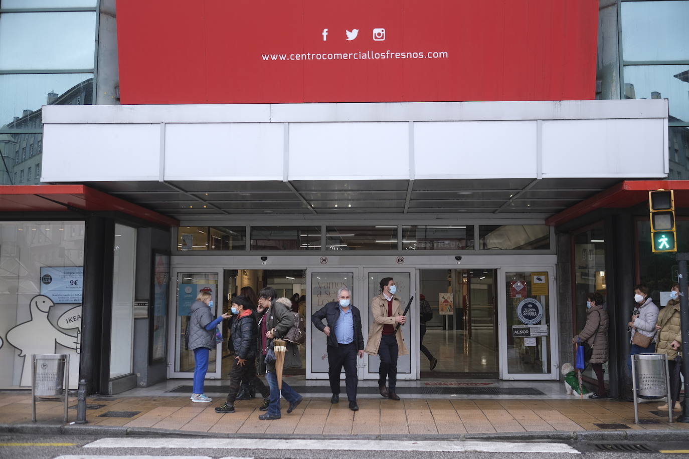 Colas en la reapertura de las grandes superficies para realizar las compras navideñas. Las limitaciones con las que también ha reabierto la hostelería se hacen notar en la afluencia.