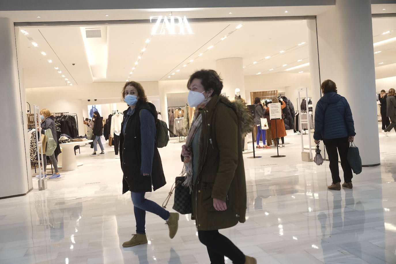 Colas en la reapertura de las grandes superficies para realizar las compras navideñas. Las limitaciones con las que también ha reabierto la hostelería se hacen notar en la afluencia.