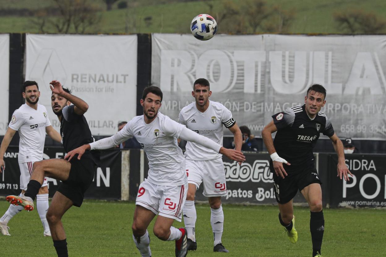 El exrojiblanco Claudio Medina persigue el balón ante dos rivales. 