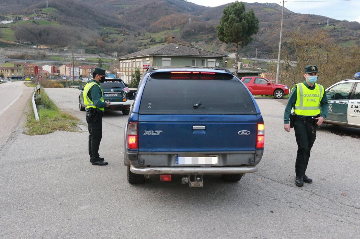 Control de movilidad de la Guardia Civil en Campomanes. 