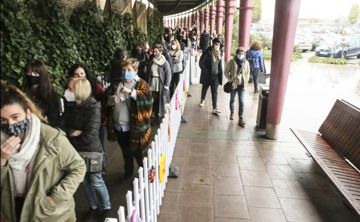 Colas para entrar al centro comercial Parque Principado.