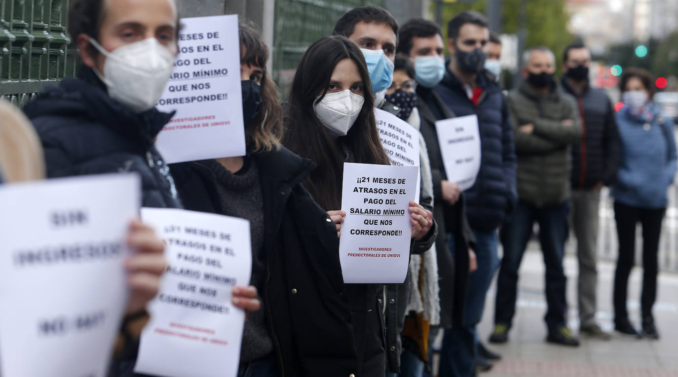 Investigadores predoctorales de la Universidad de Oviedo se concentraron este martes ante la Junta para reclamar su regularización.