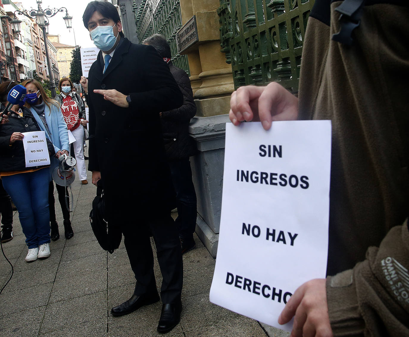 Investigadores predoctorales de la Universidad de Oviedo se concentraron este martes ante la Junta para reclamar su regularización.