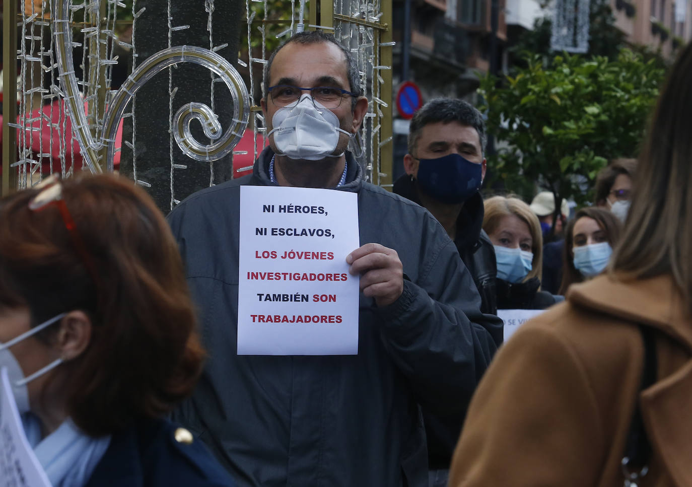 Investigadores predoctorales de la Universidad de Oviedo se concentraron este martes ante la Junta para reclamar su regularización.