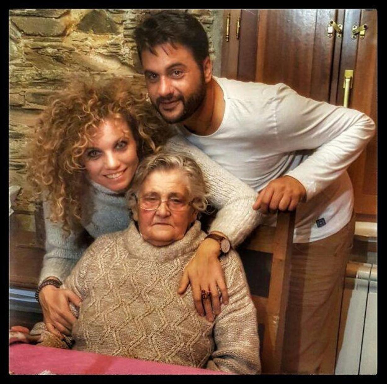 Judith Núñez junto a su pareja, Juan Carlos Poveda, y su abuela fallecida Concepción Álvarez. 