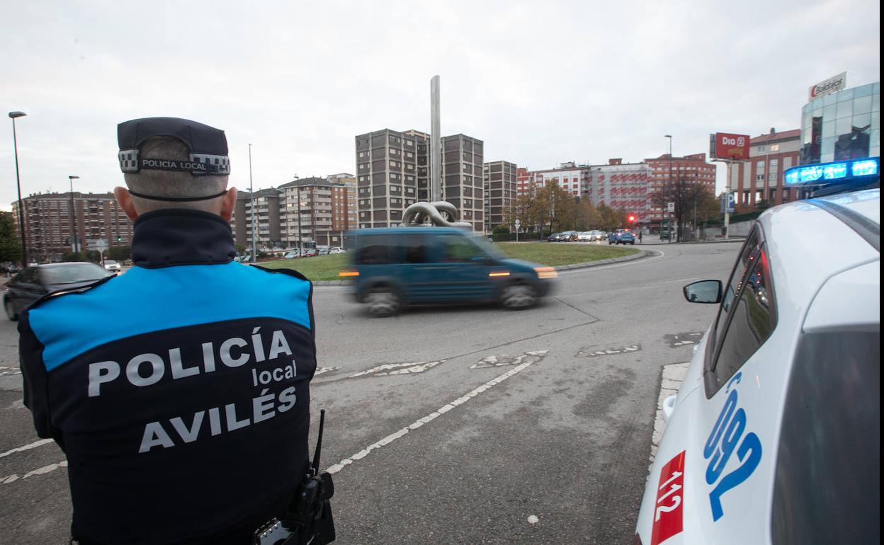 Control policial en la avenida de San Agustín. 