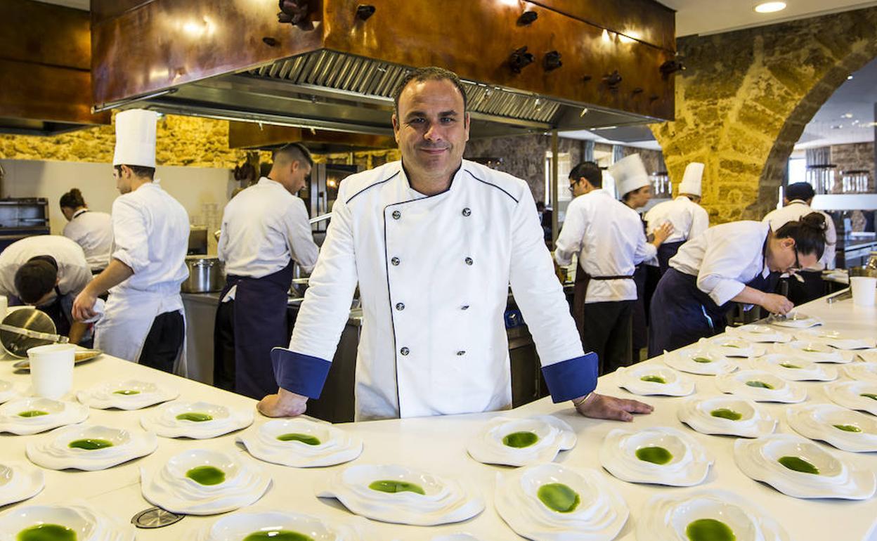 Ángel León, en la cocina de su restaurante Aponiente, en el Puerto de Santa María en 2019