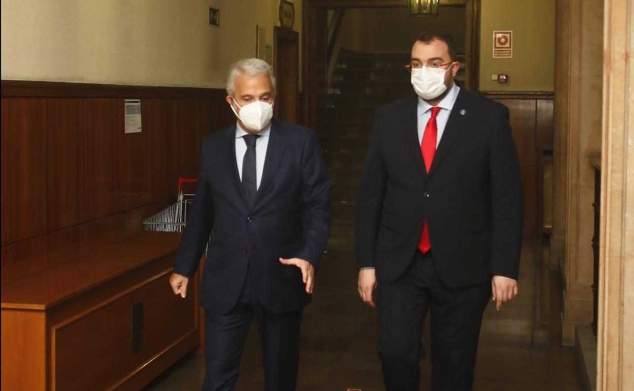 El presidente del Principado, Adrián Barbón, junto al presidente del TSJA, Jesús María Chamorro.