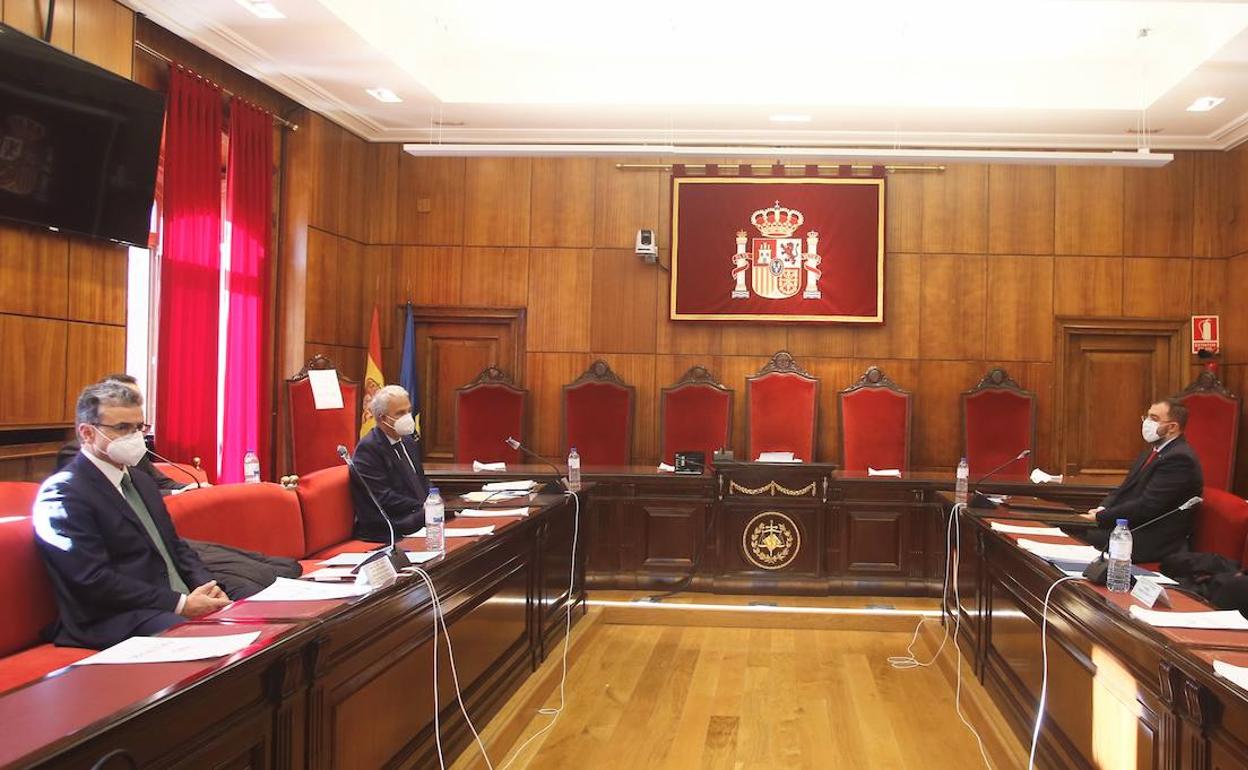 Reunión de la comisión mixta entre el Gobierno asturiano y el alto tribunal.
