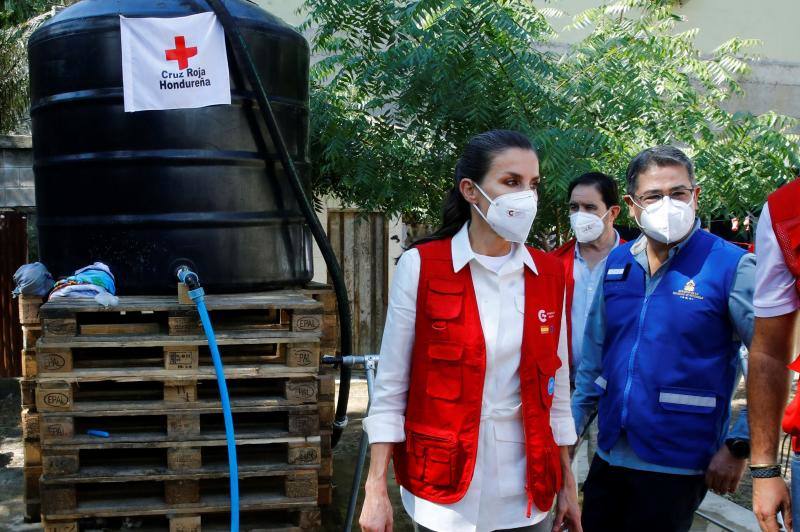 Doña Letizia ha visitado Honduras —destino elegido en 2015 para su primer viaje de cooperación con el exterior— durante dos días para entregar ayuda humanitaria española tras la devastación causada por las tormentas tropicales 'Eta' e 'Iota'. Fue la primera salida internacional que ha realizado la monarca desde que estallara la pandemia en marzo.