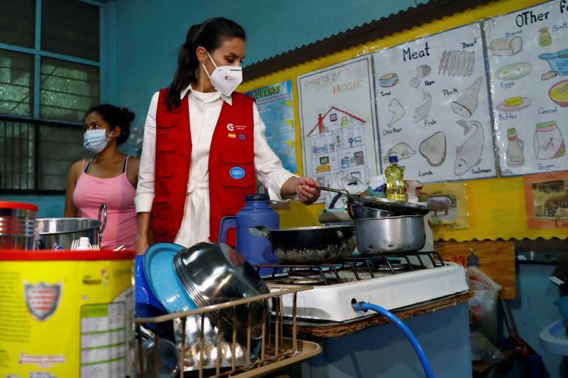 Doña Letizia ha visitado Honduras —destino elegido en 2015 para su primer viaje de cooperación con el exterior— durante dos días para entregar ayuda humanitaria española tras la devastación causada por las tormentas tropicales 'Eta' e 'Iota'. Fue la primera salida internacional que ha realizado la monarca desde que estallara la pandemia en marzo.