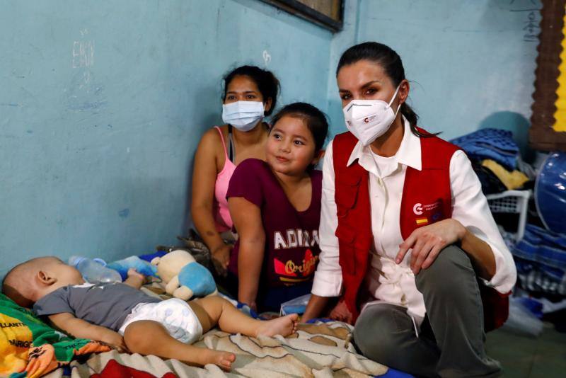 Doña Letizia ha visitado Honduras —destino elegido en 2015 para su primer viaje de cooperación con el exterior— durante dos días para entregar ayuda humanitaria española tras la devastación causada por las tormentas tropicales 'Eta' e 'Iota'. Fue la primera salida internacional que ha realizado la monarca desde que estallara la pandemia en marzo.