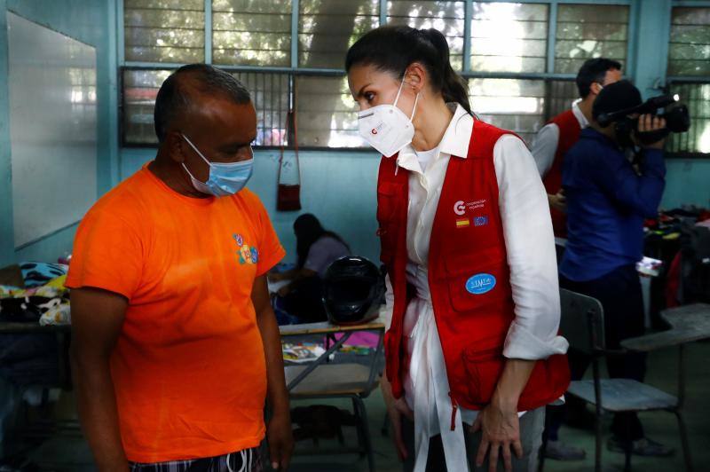 Doña Letizia ha visitado Honduras —destino elegido en 2015 para su primer viaje de cooperación con el exterior— durante dos días para entregar ayuda humanitaria española tras la devastación causada por las tormentas tropicales 'Eta' e 'Iota'. Fue la primera salida internacional que ha realizado la monarca desde que estallara la pandemia en marzo.
