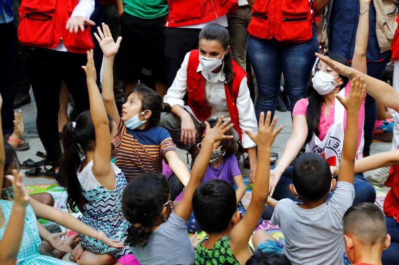Doña Letizia ha visitado Honduras —destino elegido en 2015 para su primer viaje de cooperación con el exterior— durante dos días para entregar ayuda humanitaria española tras la devastación causada por las tormentas tropicales 'Eta' e 'Iota'. Fue la primera salida internacional que ha realizado la monarca desde que estallara la pandemia en marzo.