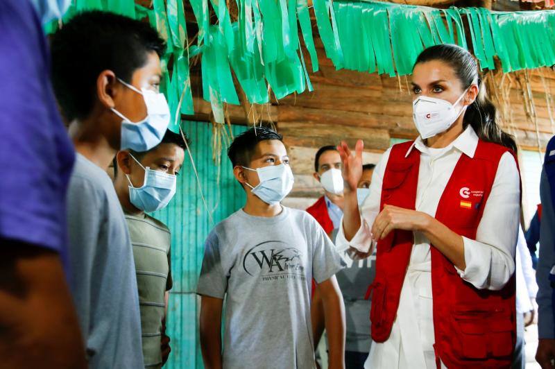 Doña Letizia ha visitado Honduras —destino elegido en 2015 para su primer viaje de cooperación con el exterior— durante dos días para entregar ayuda humanitaria española tras la devastación causada por las tormentas tropicales 'Eta' e 'Iota'. Fue la primera salida internacional que ha realizado la monarca desde que estallara la pandemia en marzo.