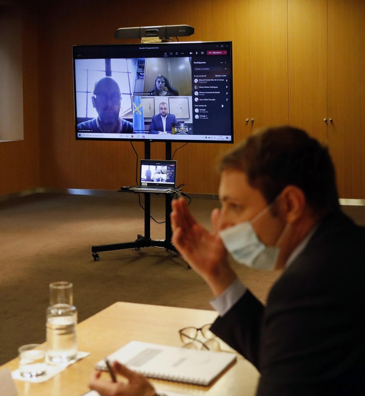 El secretario general y portavoz de Foro, Adrián Pumares, durante la primera reunión telemática para negociar las cuentas. 