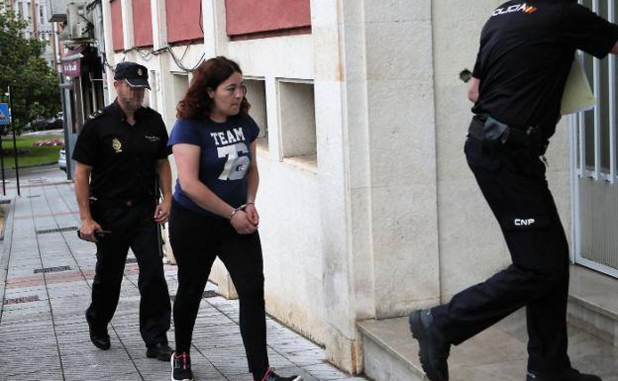 La acusada del crimen de Lugones, Ana María G. H., entrando al Juzgado de Siero a declarar en julio de 2018.