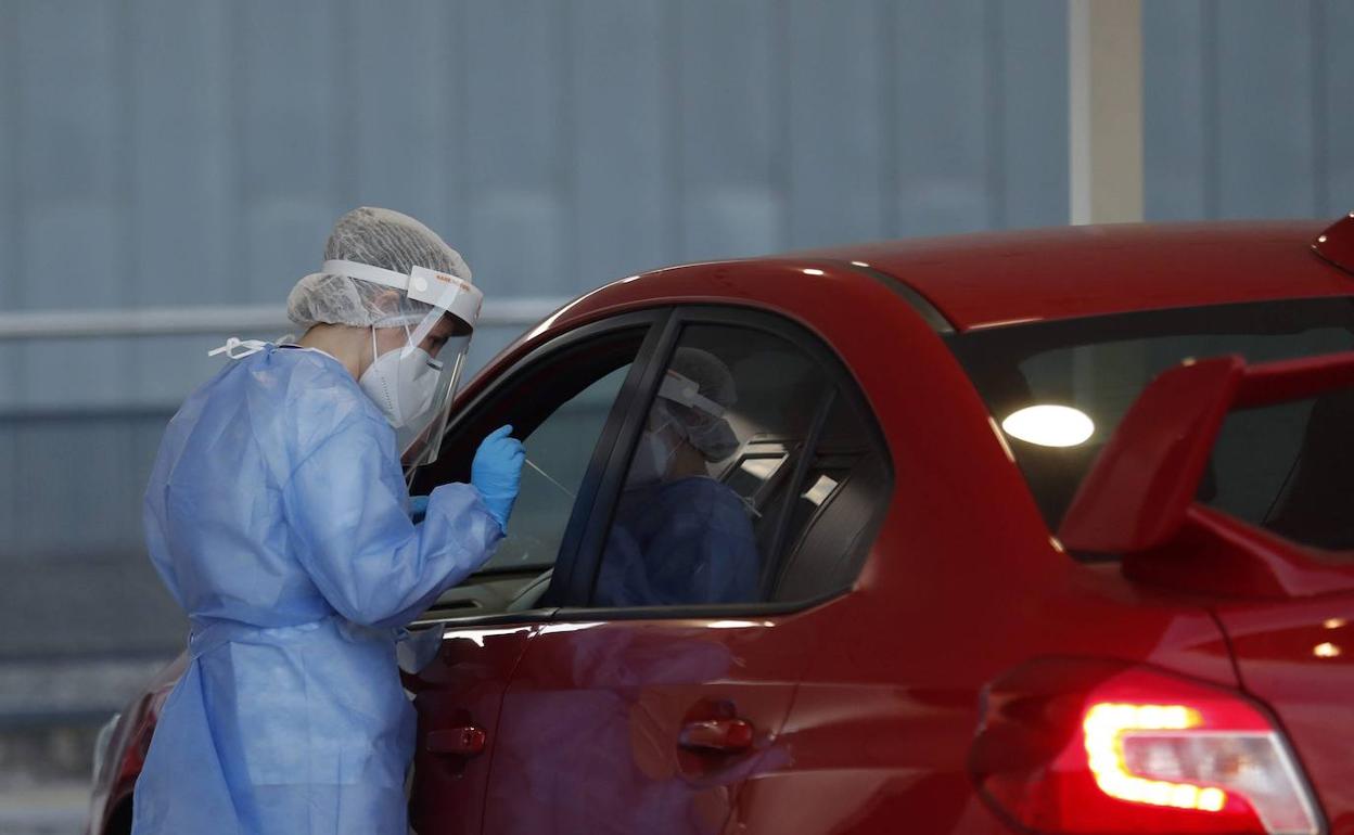 Siete muertes y otros 117 casos en Asturias, que baja la tasa de positividad a los 3,93%