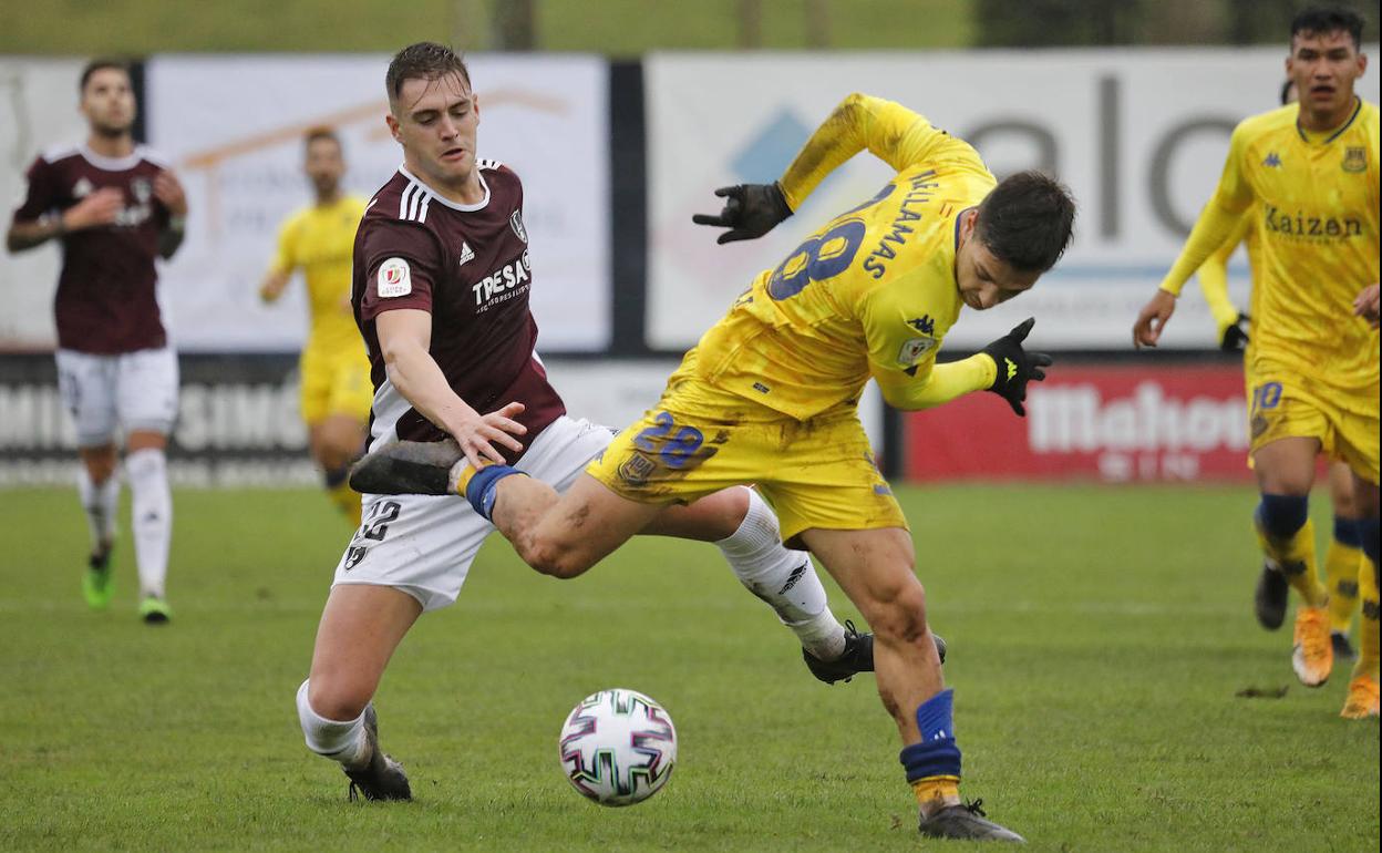 Una jugada del partido entre el Lealtad y el Alcorcón.