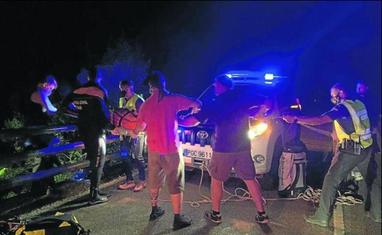 Un momento de la complicada operación nocturna para recuperar el cuerpo sin vida de la pequeña el pasado mes de julio.