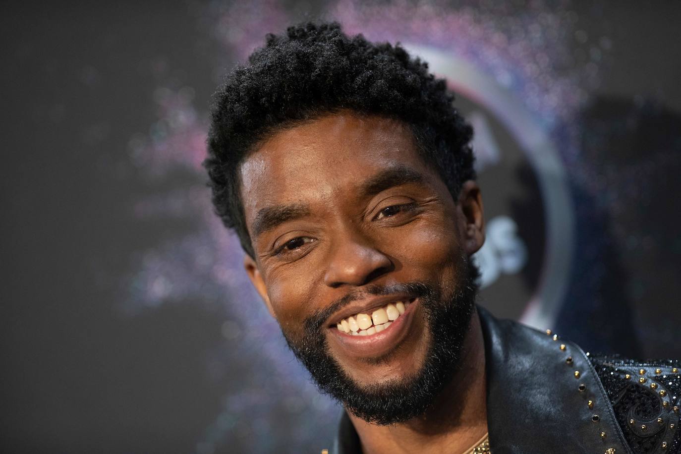 Chadwick Boseman | Solo sus familiares y sus más allegados lo sabían, pero mientras el actor Chadwick Boseman repartía estopa a diestro y siniestro en la entretenida y disfrutable 'Black Panther' para proteger Wakanda, el intérprete daba la batalla al cáncer fuera de los focos. El 28 de agosto, los 43 años, el cáncer de colon que le fue diagnosticado hace cuatro años y que jamás hizo público apagó una estrella que apenas había comenzado a brillar. 