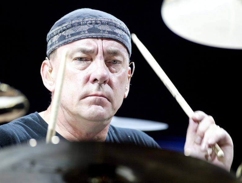 Neil Peart | El famoso baterista, que se unió a Rush en 1974 junto al líder y bajista Geddy Lee y el guitarrista Alex Lifeson, falleció a los 67 años. 