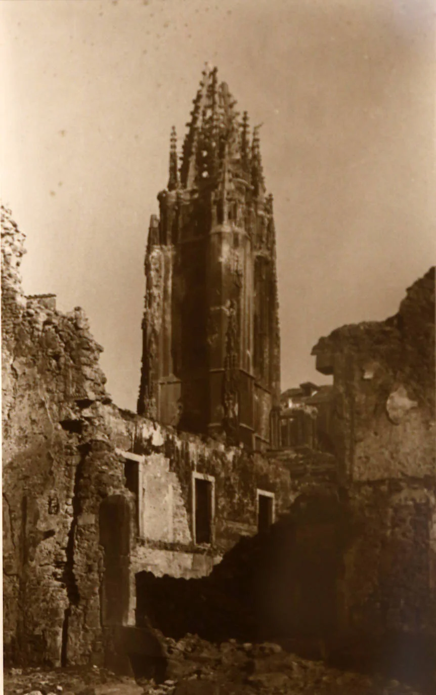 La sala SabadellHerrero acoge la exposición 'La ciudad despierta. Oviedo/Uviéu en la colección fotográfica del Muséu del Pueblu d'Asturias, 1858-1978', una muestra de 651 imágenes sobre la capital asturiana. La exposición, que puede visitarse hasta el 22 de enero, ha sido concebida como un homenaje a Francisco Quirós Linares (Zamora, 1933 - Oviedo, 2018), catedrático de Geografía de la Universidad de Oviedo, que fue pionero en otorgar a la fotografía un protagonismo básico como documento para el estudio de la evolución de las ciudades y del territorio de Asturias.