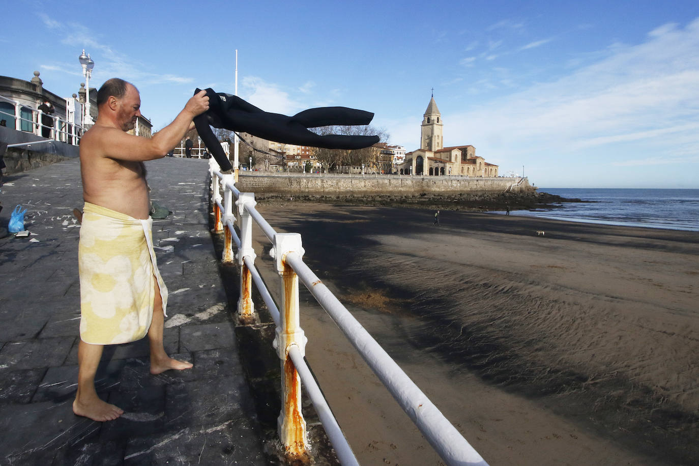 La playa de San Lorenzo de Gijón ha amanecido cubierta de carbón este jueves, casualmente coincidiendo con el día en el que se presentaban las conclusiones del estudio del laboratorio de Petrografía del Incar. Esta investigación atribuye a El Musel las manchas en el arenal gijonés. Apunta a la carga y descarga de carbón en los muelles y descarta que el material llegue por el viento. 