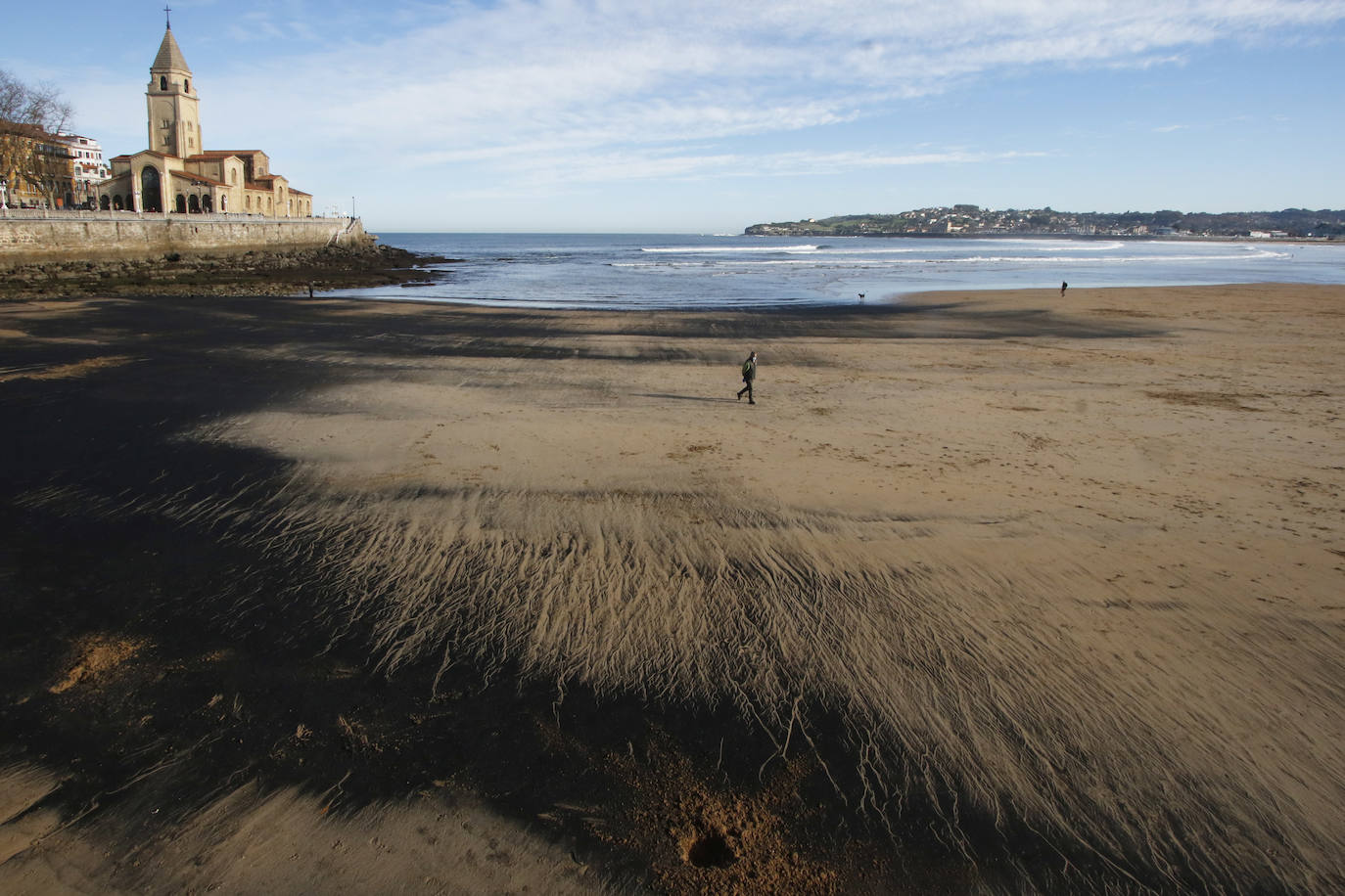 La playa de San Lorenzo de Gijón ha amanecido cubierta de carbón este jueves, casualmente coincidiendo con el día en el que se presentaban las conclusiones del estudio del laboratorio de Petrografía del Incar. Esta investigación atribuye a El Musel las manchas en el arenal gijonés. Apunta a la carga y descarga de carbón en los muelles y descarta que el material llegue por el viento. 