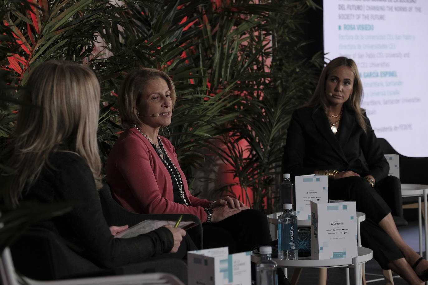 Rosa Visedo, Rectora de la Universidad CEU San Pablo y directora de Universidades CEU y Susana García Espinel, Directora de SmartBank, Santander Universidades y Universia España han participado en el coloquio Cambiando las normas de la sociedad del futuro