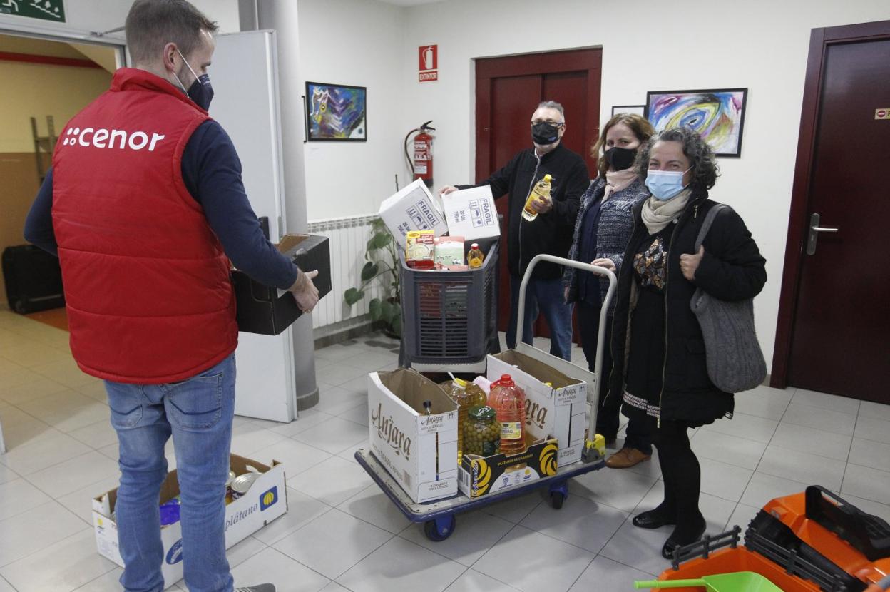 Donación al albergue Covadonga de los belenistas