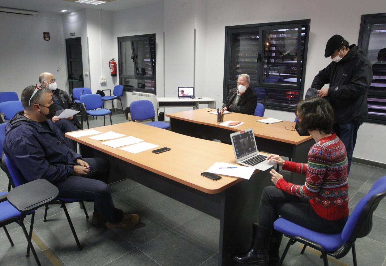 El concejal Aurelio Martín, en su reunión con los miembros de la Plataforma Anticontaminación. 