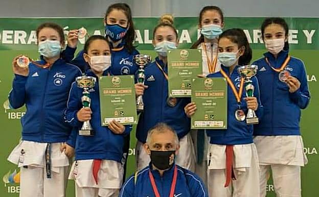 Integrantes del conjunto femenino del Gimasio Lino.