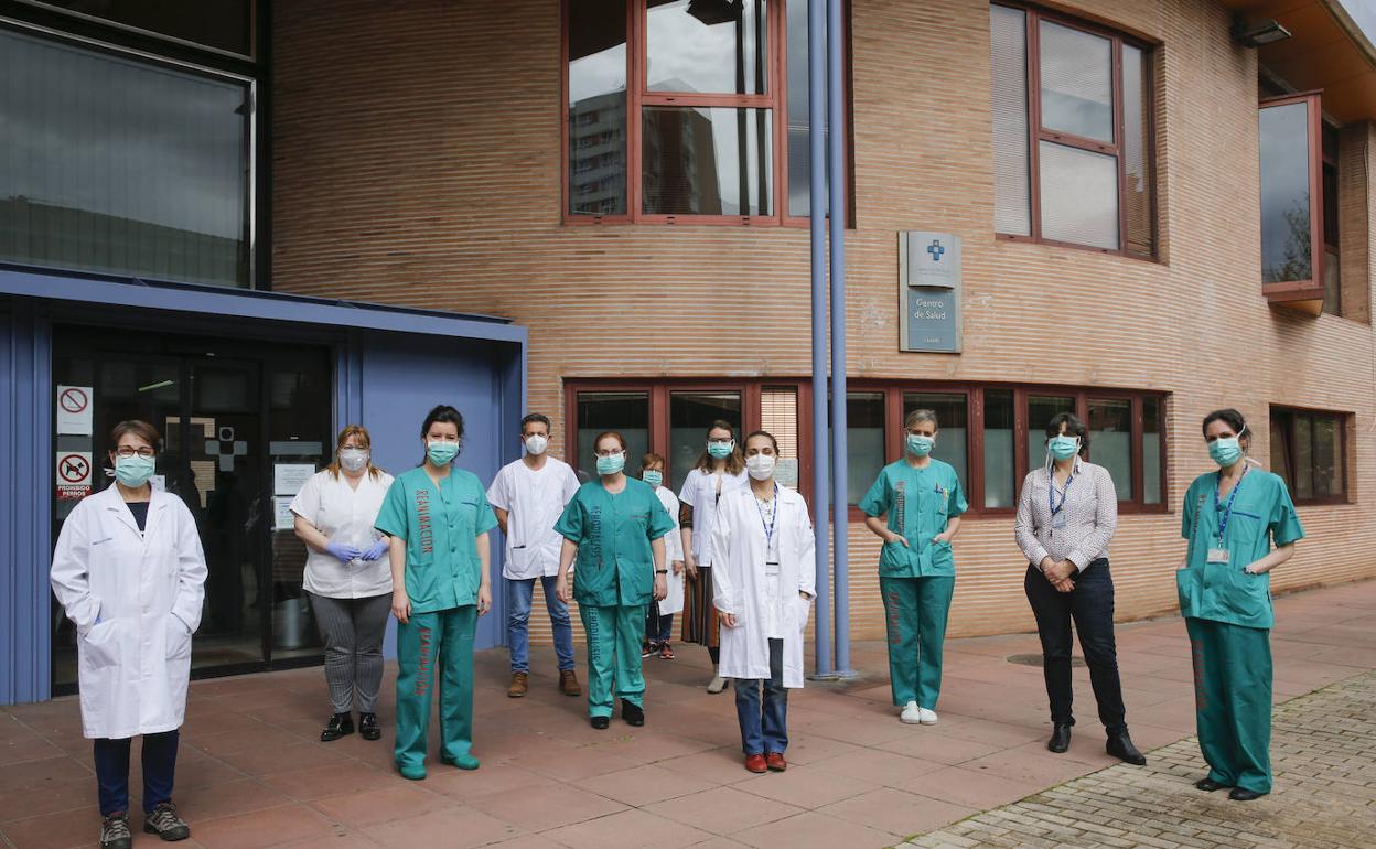 Personal a las puertas de un centro de atención primaria de Gijón 