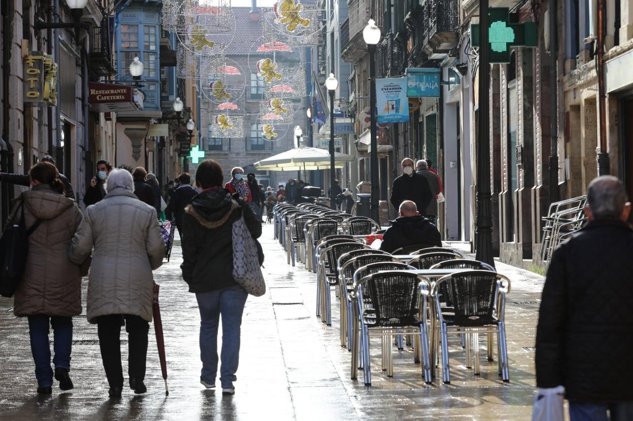 Terrazas instaladas en la calle de La Fruta esta semana, tras la reapertura de la hostelería. 